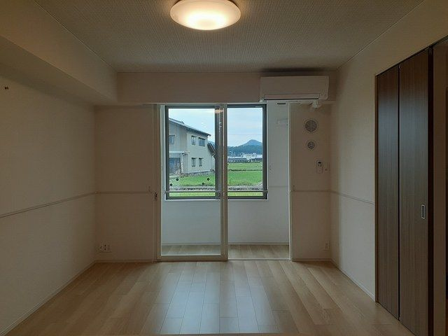 ドミール武生の居間・リビング