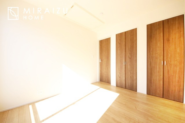 【玄関】 | いってきます♪ただいま♪明るい声が聞こえてきそうな玄関。ナチュラルなカラーがとても清潔感のある造りです♪
