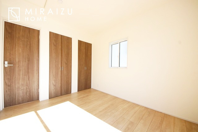 【洋室】 | 居心地の良さそうなリラックスできる空間。独立性のある建物ですので、ご自分の時間を大切にしたご家族様にぴったりです！
