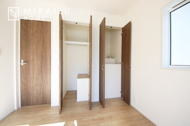 【寝室】 | 広さのある洋室は、ご夫婦様の寝室にぴったりですね。ご主人様の趣味のものや書斎などにも使用できるくらいの広さが嬉しいです。収納もばっちり完備してますのでお荷物が多いご家族様も安心してお暮しいただけます！