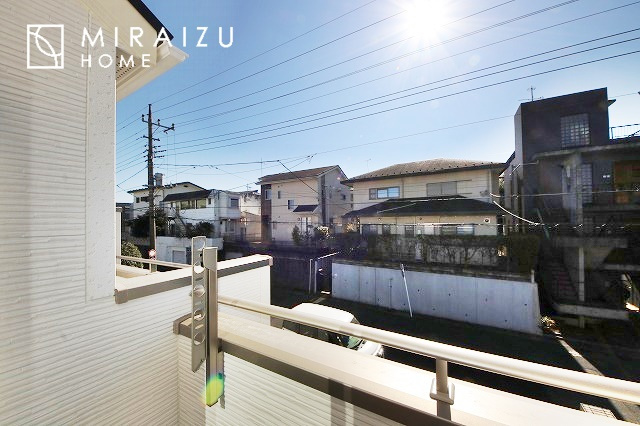 【バルコニー】 | 小鳥の鳴き声で目覚める朝、爽やかな風が入ります。太陽の陽射しでお洗濯物がカラッと乾き、気持ちの良い洋服とお布団で快適に過ごせます。