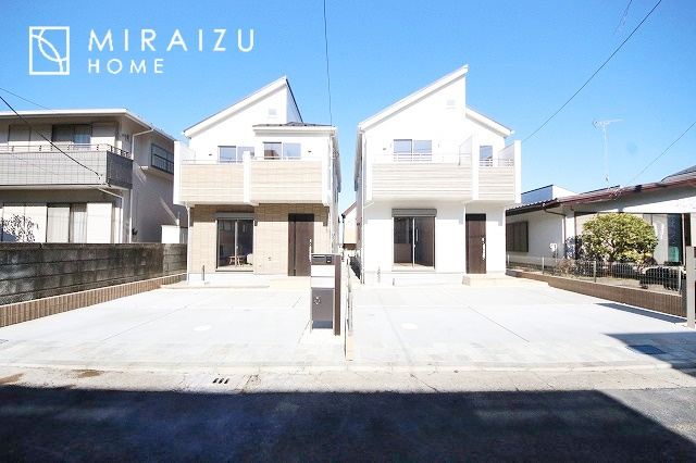 【外観】 | 青く澄み渡った綺麗な空と、陽の光をたっぷりと受ける、そんな新築住宅で新生活をスタートしてみませんか？見学・ご相談等、ミライズホーム(株)までお気軽にご連絡下さい。