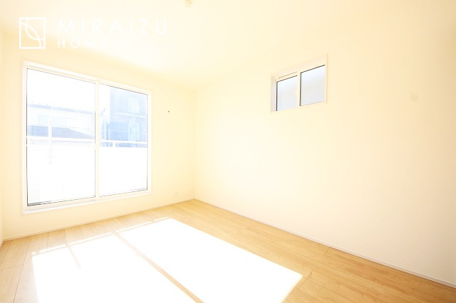 【洋室】 | 心も体も癒されるゆったりと落ち着いた洋室。窓が多いつくりになっています。窓が多いと明るい空間を保ち、室内へ気持ちの良い風も取り込んでくれます。