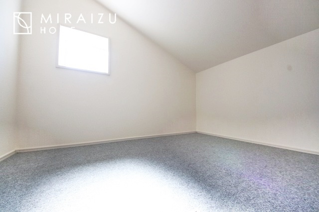 【寝室】 | 収納あり、自然な採光ありの洋室。家族みんなが気持ち良く目覚められる、過ごしやすい主寝室などにもお勧め。もちろん、ペットもご一緒に。