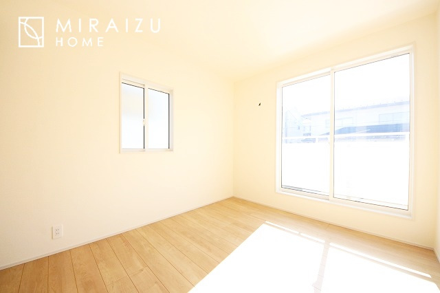 【収納】 | 収納あり、自然な採光ありの洋室。家族みんなが気持ち良く目覚められる、過ごしやすい主寝室などにもお勧め。もちろん、ペットもご一緒に。