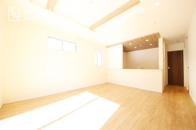 【居間・リビング】 | 陽当たりが心地の良いリビング空間です。日中はカーテンを開けて自然な光を取り込みリラックスして過ごしたいですね、照明器具もセンスの良いものを使いたいですね。
