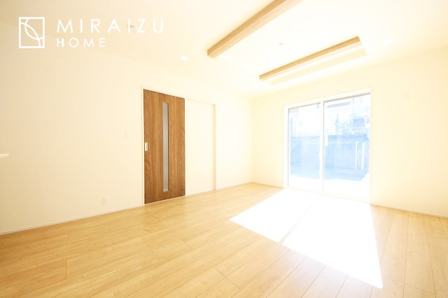 【居間・リビング】 | 明るい光が取り入れられる空間設計のリビングです。インテリア配置もしやすい間取りです。壁や床の色と合わせて落ち着いたインテリアも選びたいですね♪グリーンを飾っても素敵だと思います。
