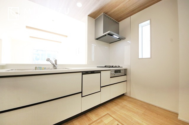 【キッチン】 | スッキリとした形が上品な広々ワイドキッチンです。レンジフードもすっきりとした造りなので圧迫感もございません。窓もあり明るい空間の中で毎日お料理することが可能です。収納スペースも広いのが嬉しいですね。
