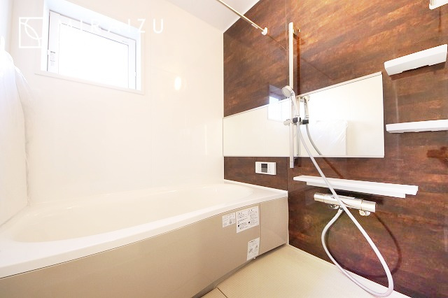 【浴室】 | 清潔感のあるホテルのような広い浴室が自慢です。疲れた日にはお湯をためてリラックスタイムを楽しみたいですね、今はスマホも防水の時代です、半身浴をしながら動画視聴、漫画視聴、楽しく過ごしたいですね^^
