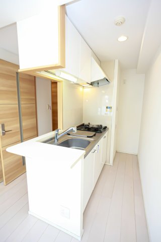 サヴォイ博多エレメンツ　7階のキッチン|別号室のものになります。現状優先。
※フローリング、扉の色が異なります。