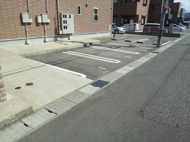 マリ－ズ　レジデンスの駐車場