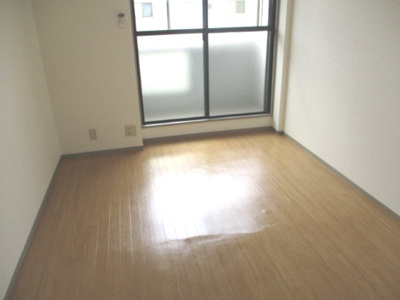 【居間・リビング】 | クローバーハイム | きれいなお部屋です