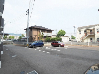 【駐車場】 | ベーシック・グローブ | 駐車場に車を止められます