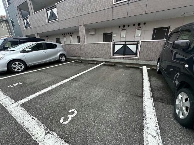 ラフィーヌ上野田Ⅱの駐車場