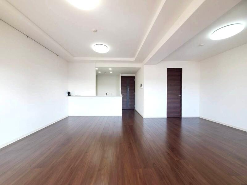 ロイヤルガーデンはりまや町の居間・リビング