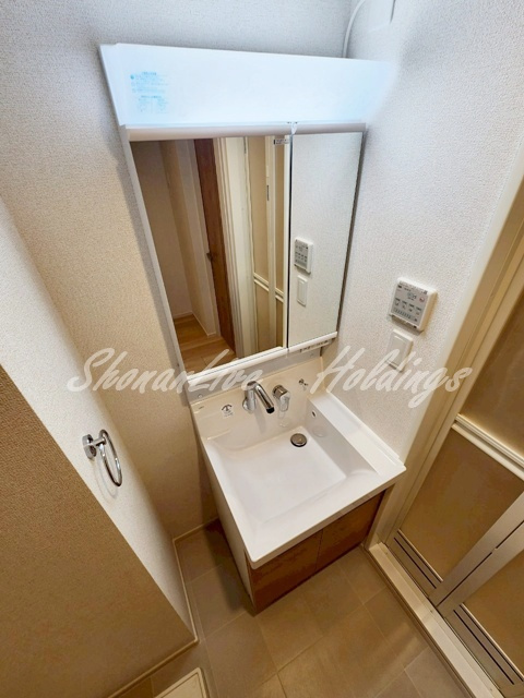 平塚市八千代町の賃貸マンションの洗面所|明るい洗面所です