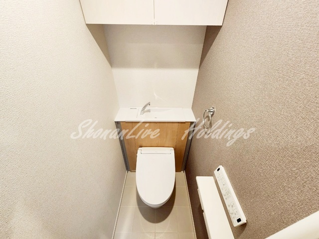 平塚市八千代町の賃貸マンションのトイレ|清潔感のあるトイレです