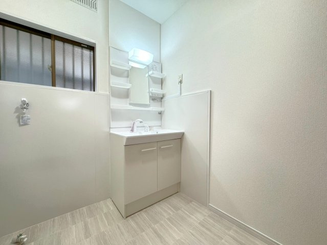令和８年２月リフォーム済み◆東西線「石田」駅徒歩１５分◆南向きのピカピカ４ＬＤＫ◆伏見区醍醐岸ノ上町の洗面所|洗面室