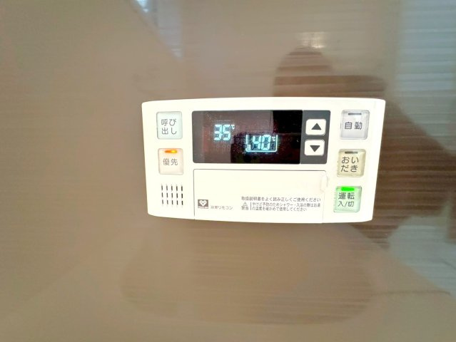 令和８年２月リフォーム済み◆東西線「石田」駅徒歩１５分◆南向きのピカピカ４ＬＤＫ◆伏見区醍醐岸ノ上町の浴室|浴室リモコン