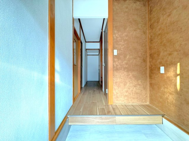 令和８年２月リフォーム済み◆東西線「石田」駅徒歩１５分◆南向きのピカピカ４ＬＤＫ◆伏見区醍醐岸ノ上町の玄関|玄関