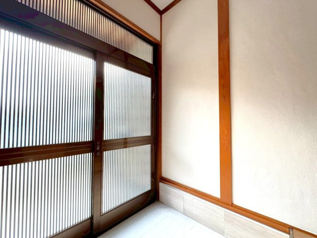 令和８年２月リフォーム済み◆東西線「石田」駅徒歩１５分◆南向きのピカピカ４ＬＤＫ◆伏見区醍醐岸ノ上町の玄関|玄関