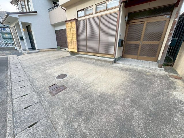 令和８年２月リフォーム済み◆東西線「石田」駅徒歩１５分◆南向きのピカピカ４ＬＤＫ◆伏見区醍醐岸ノ上町の駐車場|駐車スペース