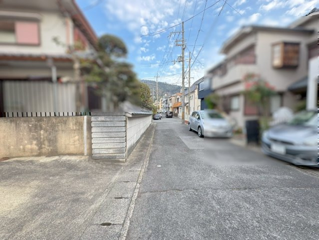 令和８年２月リフォーム済み◆東西線「石田」駅徒歩１５分◆南向きのピカピカ４ＬＤＫ◆伏見区醍醐岸ノ上町の前面道路含む現地写真|前道
