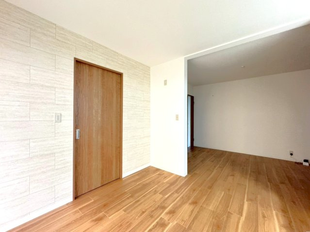 令和８年２月リフォーム済み◆東西線「石田」駅徒歩１５分◆南向きのピカピカ４ＬＤＫ◆伏見区醍醐岸ノ上町の居間・リビング|リビング