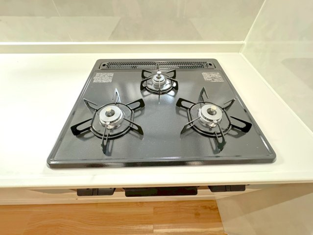 令和８年２月リフォーム済み◆東西線「石田」駅徒歩１５分◆南向きのピカピカ４ＬＤＫ◆伏見区醍醐岸ノ上町のキッチン|３口ガスコンロ
