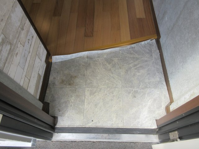 レジデンスマンワⅧの玄関