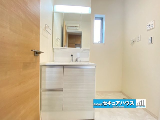 知多市金沢字郷中　全4棟の独立洗面台|【洗面台イメージ】
◆鏡の裏にはたっぷりと収納スペースを標準装備！
◆電源を付属しているのでドライヤーなど利用できます。