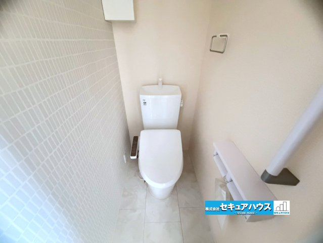 知多市金沢字郷中　全4棟のトイレ|【高機能トイレ】
◆高機能トイレの多くは便器のフタの開閉が自動であり、使用後に手動で水を流す面倒もなく非常に便利です。スタイリッシュな見た目で、お掃除しやすく、節水効果が高いです。