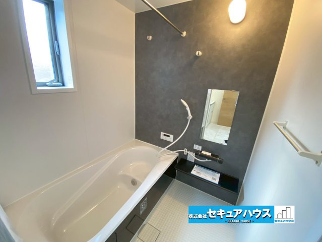 知多市金沢字郷中　全4棟の浴室|【浴室イメージ】
◆アクセントパネルで落ち着きのある雰囲気を演出します。毎日の疲れを癒やすバスタイムをお楽しみ下さい！
◆窓付きで、カビの繁殖を抑える効果があります。