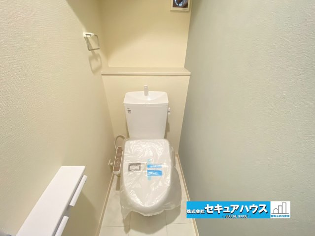 知多市金沢字郷中　全4棟のトイレ|【高機能トイレイメージ】
◆高機能トイレの多くは便器のフタの開閉が自動であり、使用後に手動で水を流す面倒もなく非常に便利です。スタイリッシュな見た目で、お掃除しやすく、節水効果が高いです。
