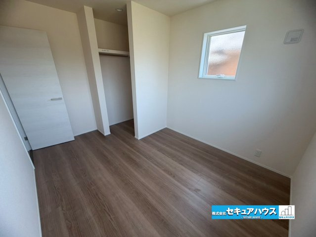 知多市金沢字郷中　全4棟の洋室|【洋室】
◆家族一人ひとりの大切なプライベート空間。趣味に合わせて使って頂けるようシンプルに仕上げてあります。暮らし心地を大きく左右する収納を、適材適所に配置し使い勝手を考慮しました。　
