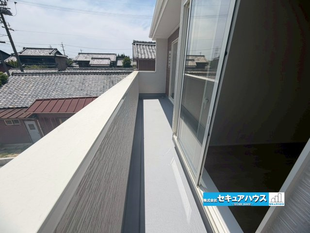 知多市金沢字郷中　全4棟のバルコニー|【バルコニー】
◆見晴らしもよく、太陽の温かな温もりをめいっぱい受け止めてくれます。
太陽の光と爽やかな風を受けたお洗濯物はあっという間に乾き、取りこむ時には太陽の匂いを感じられそうですね。　
