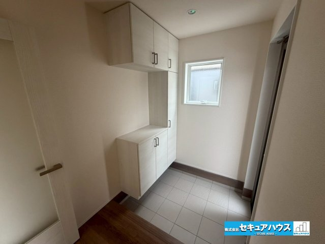 知多市金沢字郷中　全4棟の玄関|【玄関】
◆お家に出会う人々を迎える玄関だからこそ、広々清潔感あふれる空間にしたいものです。採光・通風にも配慮された設計で毎日明るい空間をキープします♪