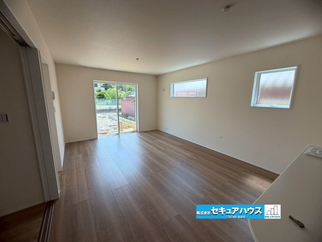 知多市金沢字郷中　全4棟の居間・リビング|【LDK】
◆通学から帰宅し、リビングルームで会話を楽しむ子ども達。リビングから臨む景色は太陽色に染まり、解放感溢れゆったりとしたひと時を過ごすことが出来る素敵な空間です。