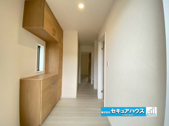 知多市金沢字郷中　全4棟の玄関|【玄関イメージ】
◆お家に出会う人々を迎える玄関だからこそ、広々清潔感あふれる空間にしたいものです。採光・通風にも配慮された設計で毎日明るい空間をキープします♪