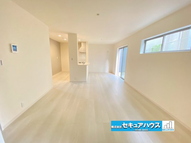 知多市金沢字郷中　全4棟の居間・リビング|【LDKイメージ】
◆通学から帰宅し、リビングルームで会話を楽しむ子ども達。リビングから臨む景色は太陽色に染まり、解放感溢れゆったりとしたひと時を過ごすことが出来る素敵な空間です。