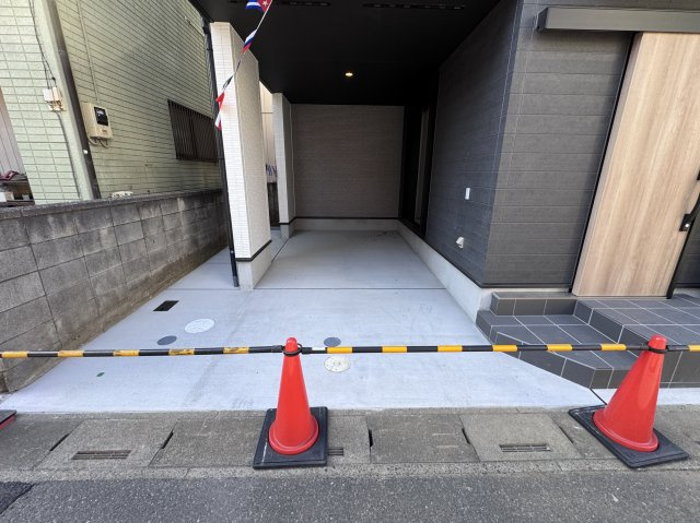三郷市鷹野１丁目新築戸建【八木郷小学校：4分】の駐車場|愛車に優しいビルトインガレージ