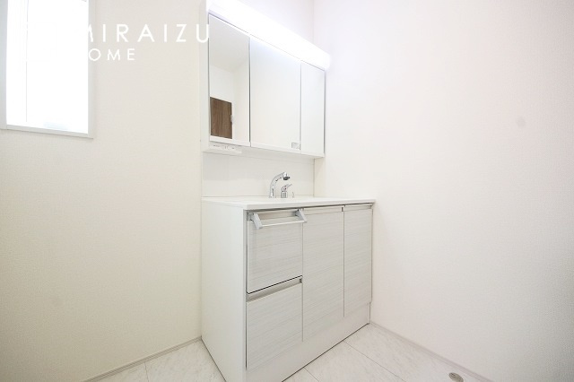 【独立洗面台】 | 高級感漂う洗面台です。鏡の後ろの収納棚もとても充実しております。コスメが大好きな奥様も、女子力高いご主人様もきっとご満足いただける収納力です。三面鏡なので、ヘアセットにも便利です。
