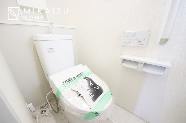 【トイレ】 | 空気の換気と窓からの光の明るさに配慮した清潔感のあるトイレ、ご自分の好きなアロマや芳香剤を置いて落ち着く空間を演出、一人になれる空間ですから、リラックスしたいですね。
