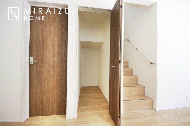 【内装】 | プライベートの空間もみんなで過ごす空間も両社兼ね備えたつくりです。階段には安全性を配慮し、手すりを設置。太陽の光と風が心地良い窓も付いた内装です。
