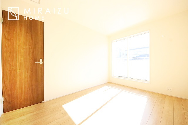 【子供部屋】 | お子様のお部屋にも主寝室にも使えますね。窓が二面についていますので採光もばっちり、空気の入れ替えもOK！自分のお部屋を持ちたいお子様の夢を叶えます！
