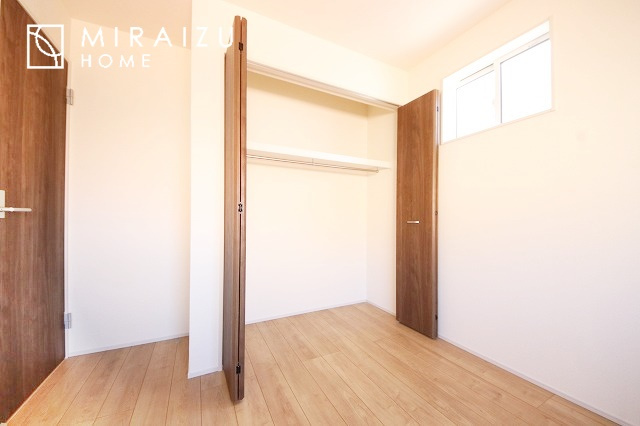 【収納】 | 収納力も自慢です。お洋服がお好きなお客様も多いですよね、衣替えをしなくてもお洋服をしまっておけそうなくらいの広さですね！
