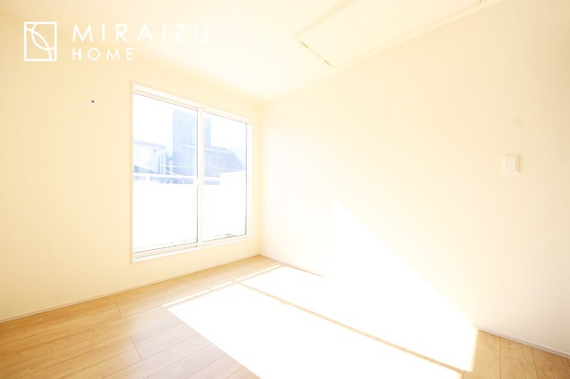 【洋室】 | 小鳥の鳴き声で目覚める朝、爽やかな風が入ります。太陽の陽射しでお洗濯物がカラッと乾き、気持ちの良い洋服とお布団で快適に過ごせます。