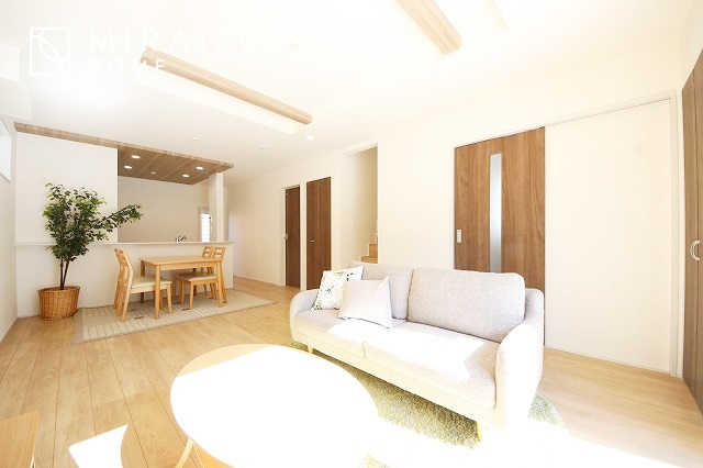 【居間・リビング】 | 陽当たりが心地の良いリビング空間です。日中はカーテンを開けて自然な光を取り込みリラックスして過ごしたいですね、照明器具もセンスの良いものを使いたいですね。
