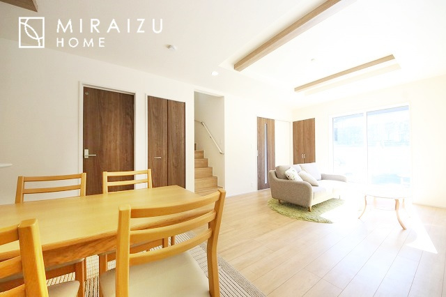 【居間・リビング】 | 大きな窓が特徴の南向きリビングでは、太陽光も沢山取り込むことが出来てお家の中にいても日光浴が可能ですね、開放的な空間です。インテリア選びも楽しそう、ご家族様で相談しながらインテリア配置も楽しみたいです