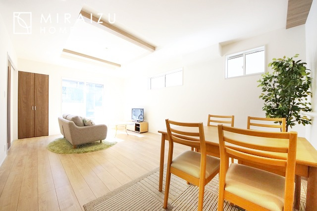 【居間・リビング】 | 明るい光が取り入れられる空間設計のリビングです。インテリア配置もしやすい間取りです。壁や床の色と合わせて落ち着いたインテリアも選びたいですね♪グリーンを飾っても素敵だと思います。
